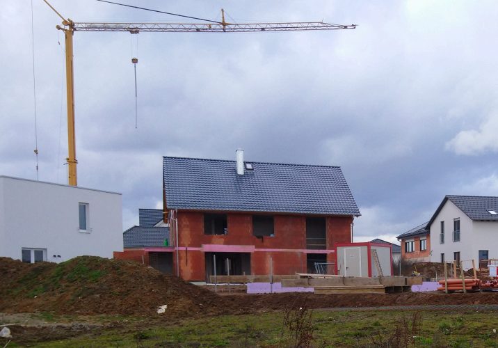 neubau eines wohnhauses mit 2 wohneinheiten, einer doppelgarage und 2 pkw-abstellplätze